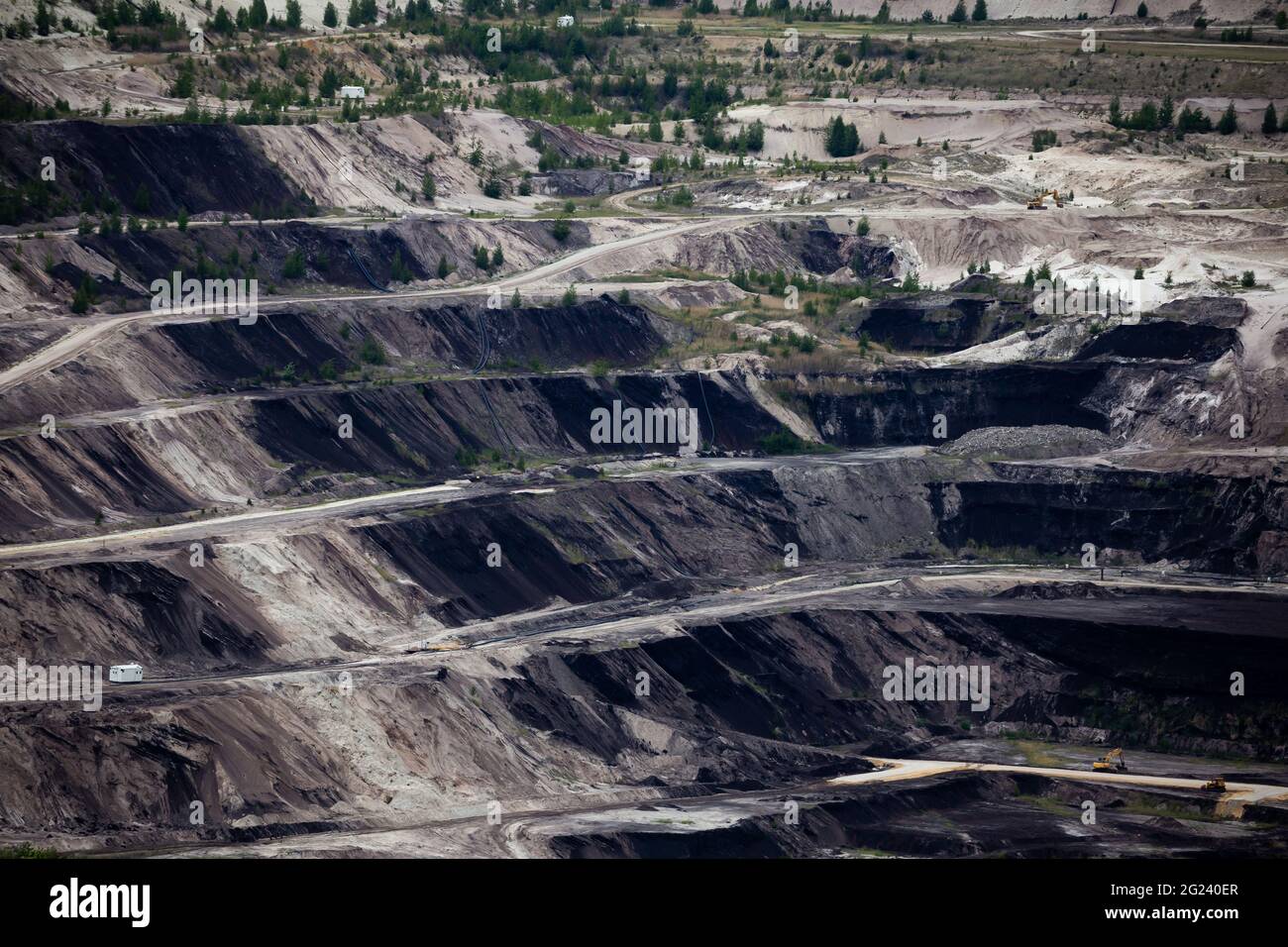 Vue sur les terrasses à l'intérieur de la mine de charbon brun à ciel ouvert. Photo prise à la lumière du jour. Banque D'Images
