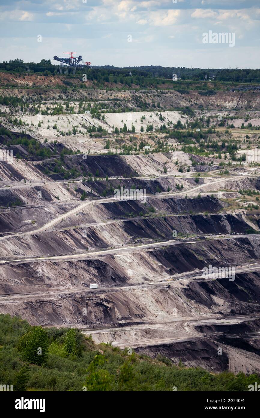 Vue sur les terrasses à l'intérieur de la mine de charbon brun à ciel ouvert. Photo prise à la lumière du jour. Banque D'Images