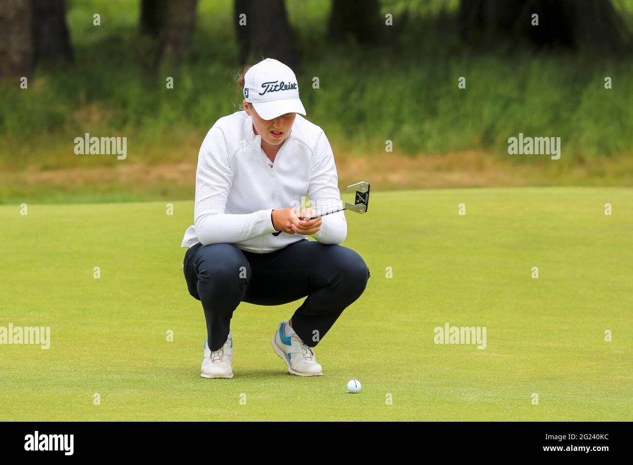 Troon, Royaume-Uni. 08 juin 2021. HANNAH DARLING, de Broomieknowe, le membre Curtis Cup Squad de 17 ans continue à jouer au deuxième tour du 118e Championnat de golf amateur de Womens sur le parcours de golf de Barassie Links, Troon après avoir obtenu 5 points au premier tour. Crédit : Findlay/Alay Live News Banque D'Images