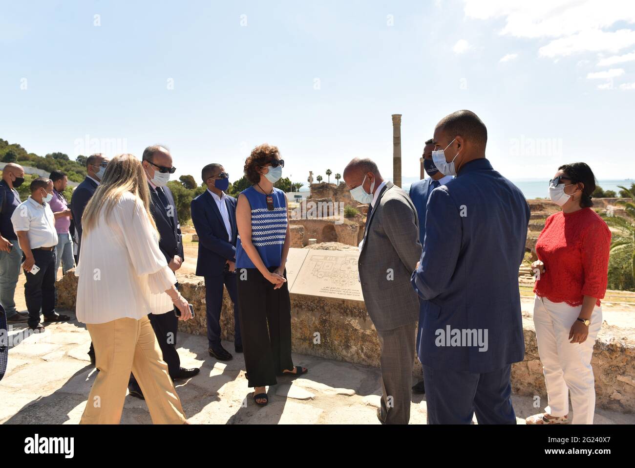 Tunis, Tunisie. 08 juin 2021. Le Directeur général de l'UNESCO, Audrey Azoulay (C), visite le site archéologique de Carthage dans la capitale Tunis. Le Directeur général de l'UNESCO, Audrey Azoulay, visite du site archéologique de Carthage en compagnie de Habib Ammar, Ministre tunisien du Tourisme et Ministre par intérim des Affaires culturelles, et de l'Ambassadeur Ghazi Gherairi. (Photo de Jdidi Wassim/SOPA Images/Sipa USA) crédit: SIPA USA/Alay Live News Banque D'Images