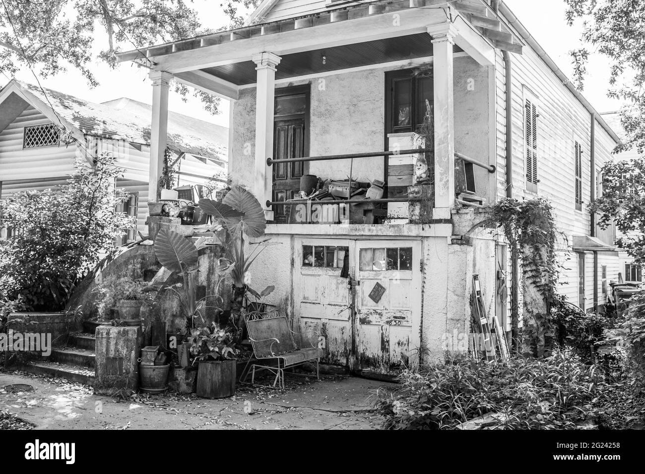 LA NOUVELLE-ORLÉANS, LA, Etats-Unis - 30 MAI 2021 : ancienne maison Uptown usée avec porche et cour en noir et blanc Banque D'Images