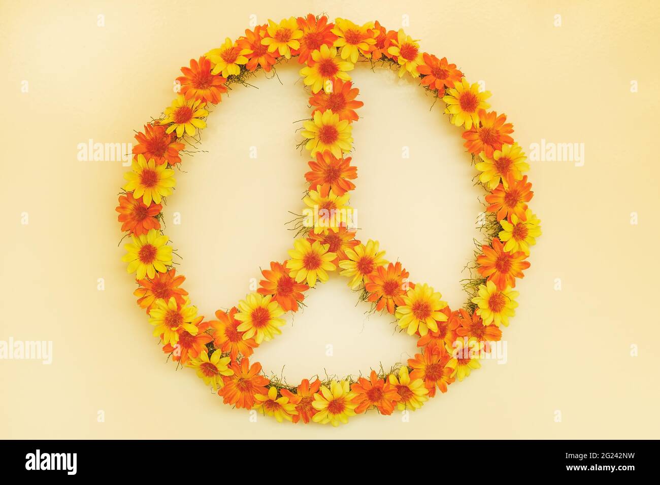 Image rétro d'un signe de paix de puissance de fleur des années 70 fait de fleurs Banque D'Images