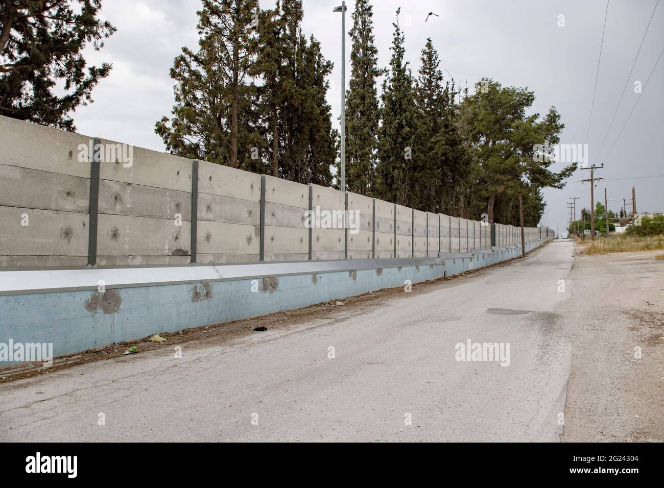 Thessalonique, Grèce. 07e juin 2021. Vue sur un mur gris de 3 mètres construit autour du camp de réfugiés de Diavata près de Thessalonique. De hauts murs en béton sont construits autour de camps de réfugiés sur le continent grec et les îles grecques, un mouvement que la Grèce prétend être à des fins de sécurité. Crédit : SOPA Images Limited/Alamy Live News Banque D'Images