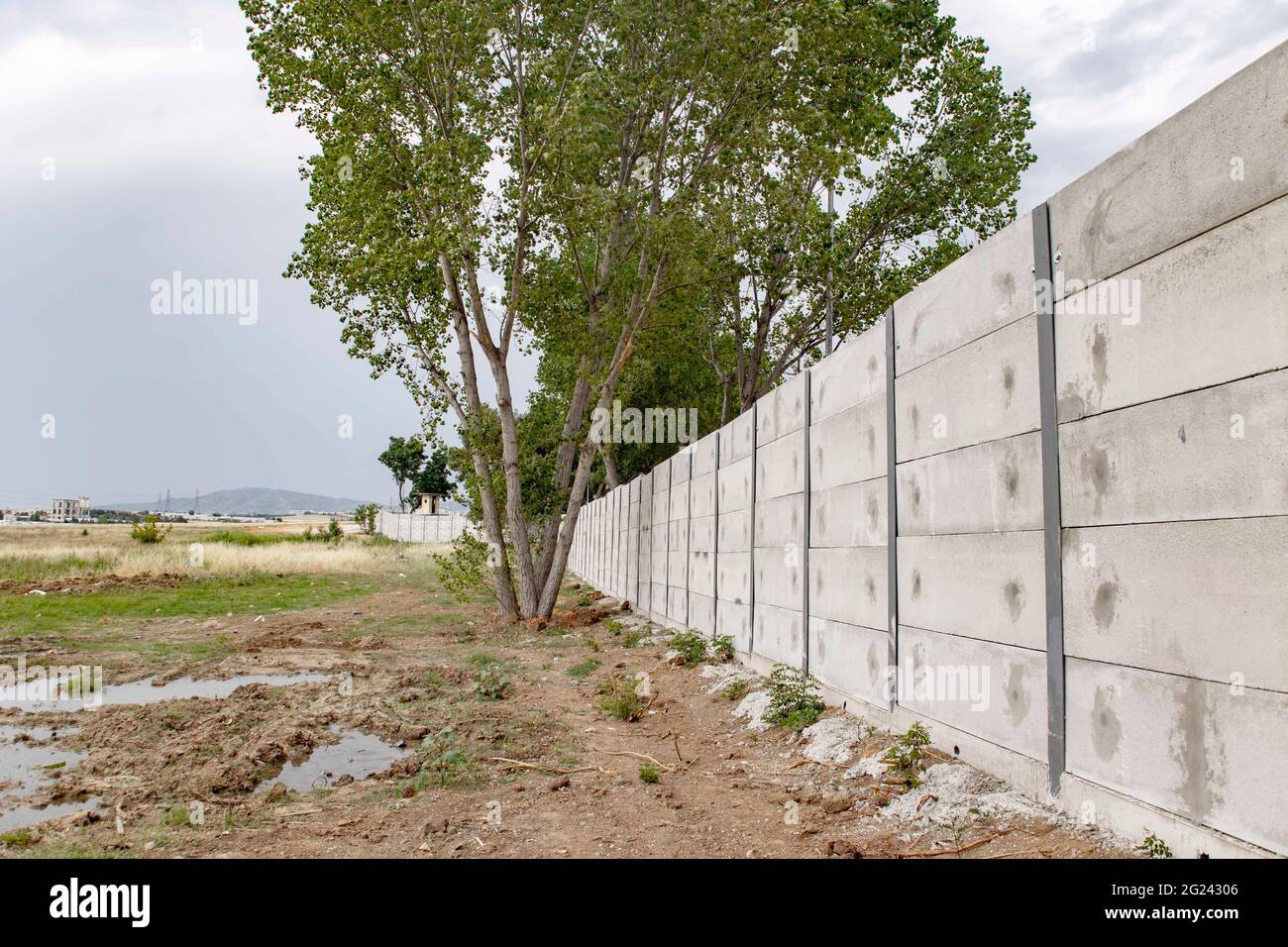Thessalonique, Grèce. 07e juin 2021. Vue sur un mur gris de 3 mètres construit autour du camp de réfugiés de Diavata près de Thessalonique. De hauts murs en béton sont construits autour de camps de réfugiés sur le continent grec et les îles grecques, un mouvement que la Grèce prétend être à des fins de sécurité. Crédit : SOPA Images Limited/Alamy Live News Banque D'Images