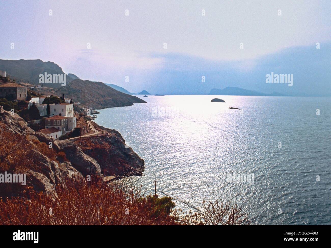 Image numérisée du port dans une Hydra préservée en Grèce vers 1977. Vue sur la côte avec les belles villas au toit rouge perchées sur la cl Banque D'Images