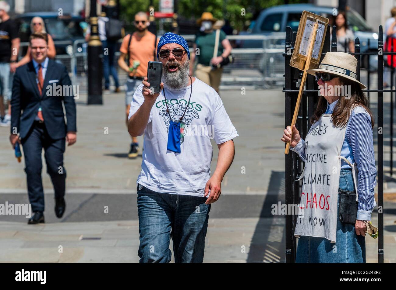 Londres, Royaume-Uni. 8 juin 2021. Nous avons besoin d'un plan - UNE extinction solitaire rébellion contre le climat en dehors du Parlement. Comme un homme se moque dans son téléphone des escrocs du gouvernement. Crédit : Guy Bell/Alay Live News Banque D'Images
