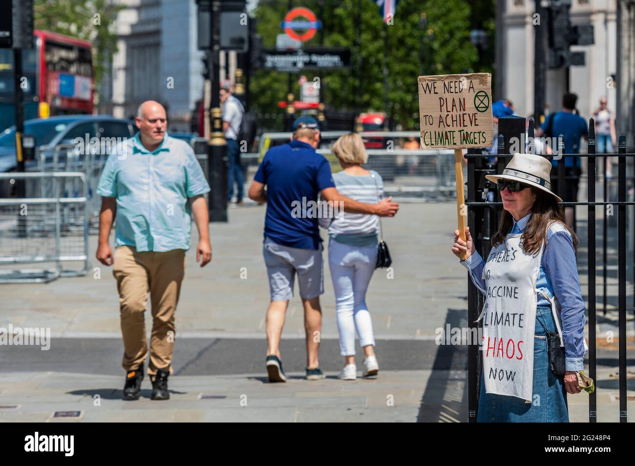 Londres, Royaume-Uni. 8 juin 2021. Nous avons besoin d'un plan - UNE extinction solitaire rébellion contre le climat en dehors du Parlement. Comme un homme se moque dans son téléphone des escrocs du gouvernement. Crédit : Guy Bell/Alay Live News Banque D'Images