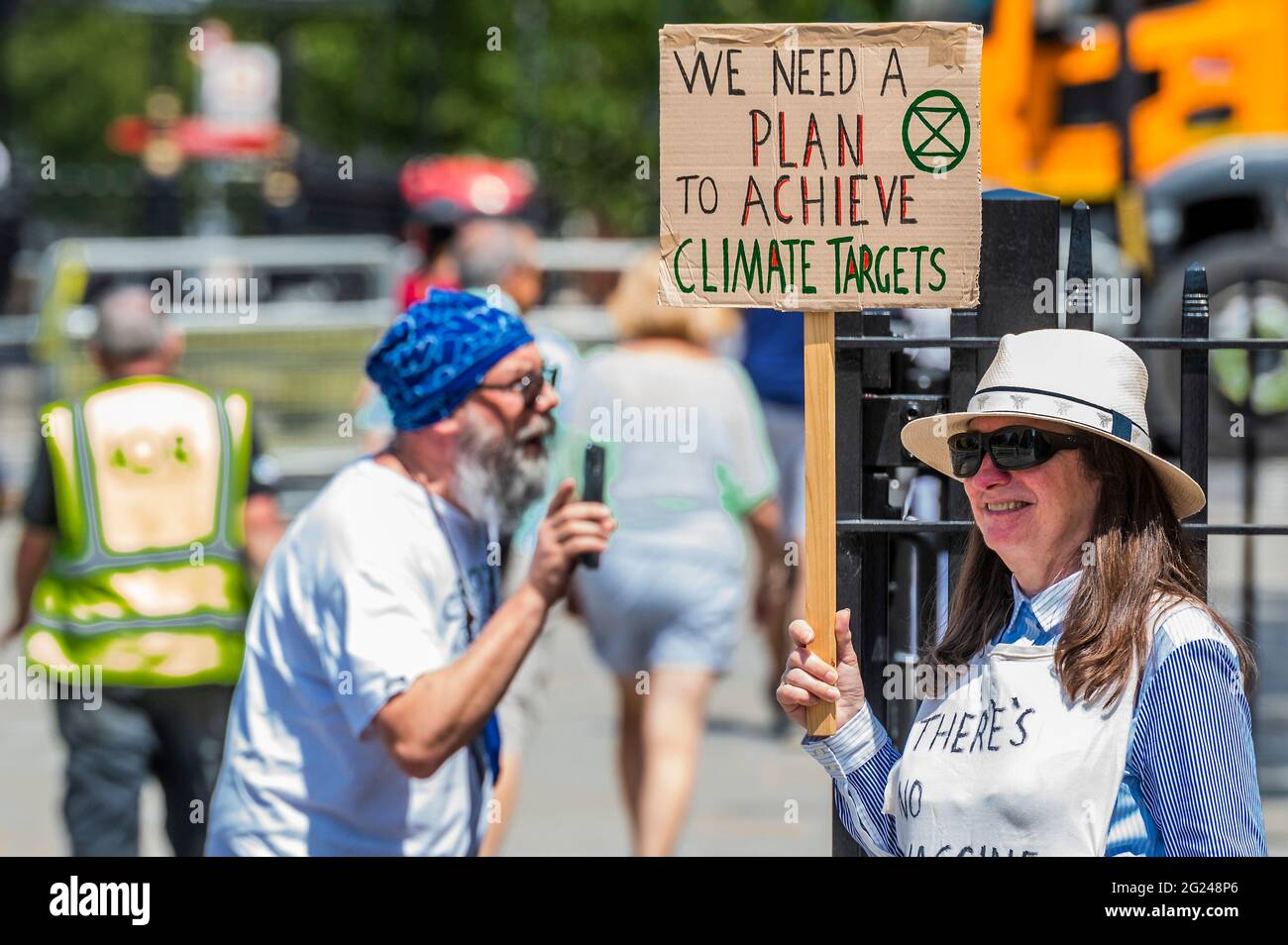 Londres, Royaume-Uni. 8 juin 2021. Nous avons besoin d'un plan - UNE extinction solitaire rébellion contre le climat en dehors du Parlement. Comme un homme se moque dans son téléphone des escrocs du gouvernement. Crédit : Guy Bell/Alay Live News Banque D'Images