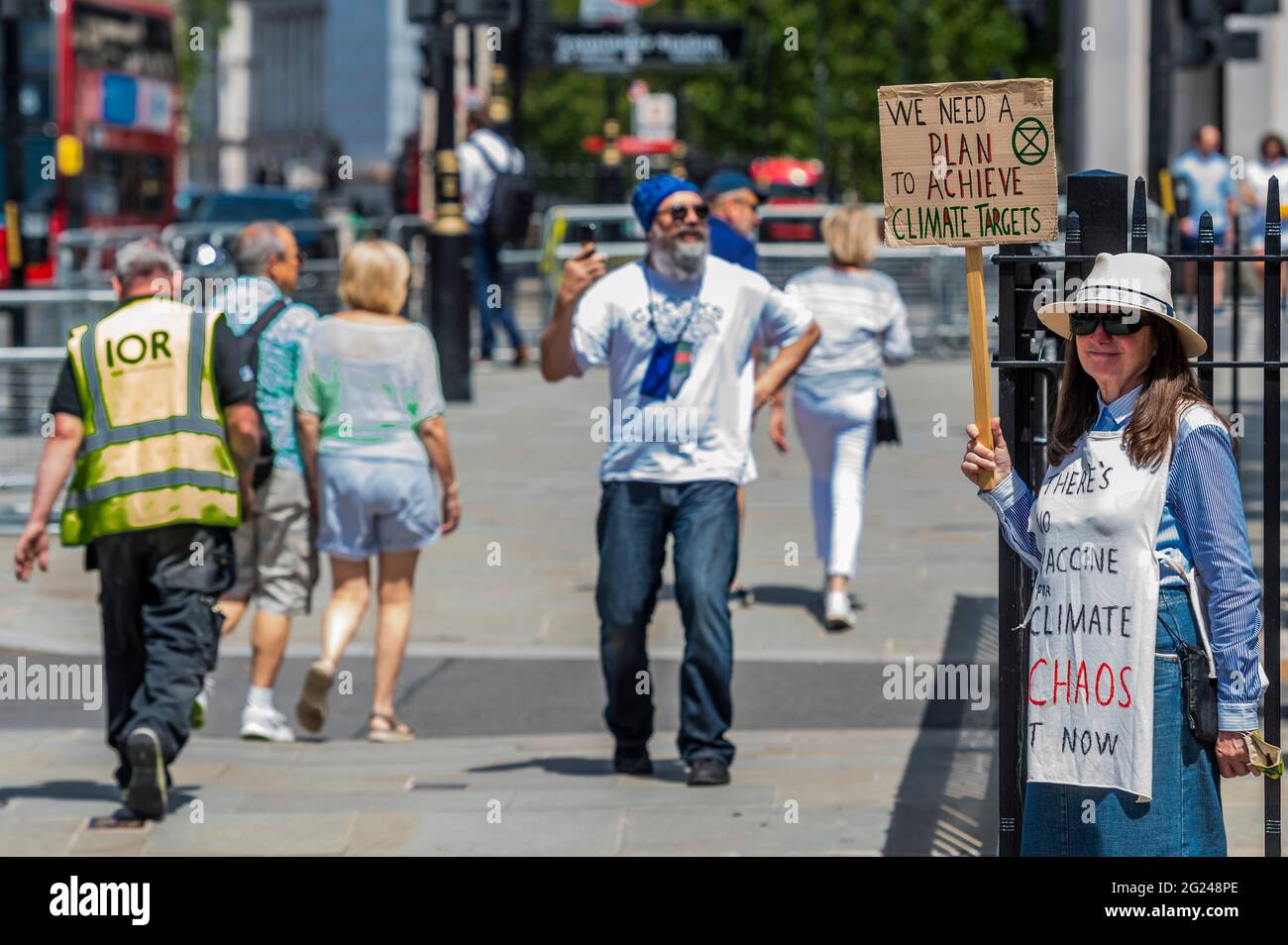 Londres, Royaume-Uni. 8 juin 2021. Nous avons besoin d'un plan - UNE extinction solitaire rébellion contre le climat en dehors du Parlement. Comme un homme se moque dans son téléphone des escrocs du gouvernement. Crédit : Guy Bell/Alay Live News Banque D'Images