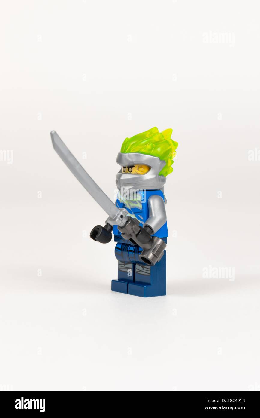 Ekaterinbourg. Russie. 04.08.2021. Jouet héros Jay dans un kimono bleu avec  une épée d'un ensemble de lego ninjago sur un fond blanc. Gros plan.  Sélectif FO Photo Stock - Alamy