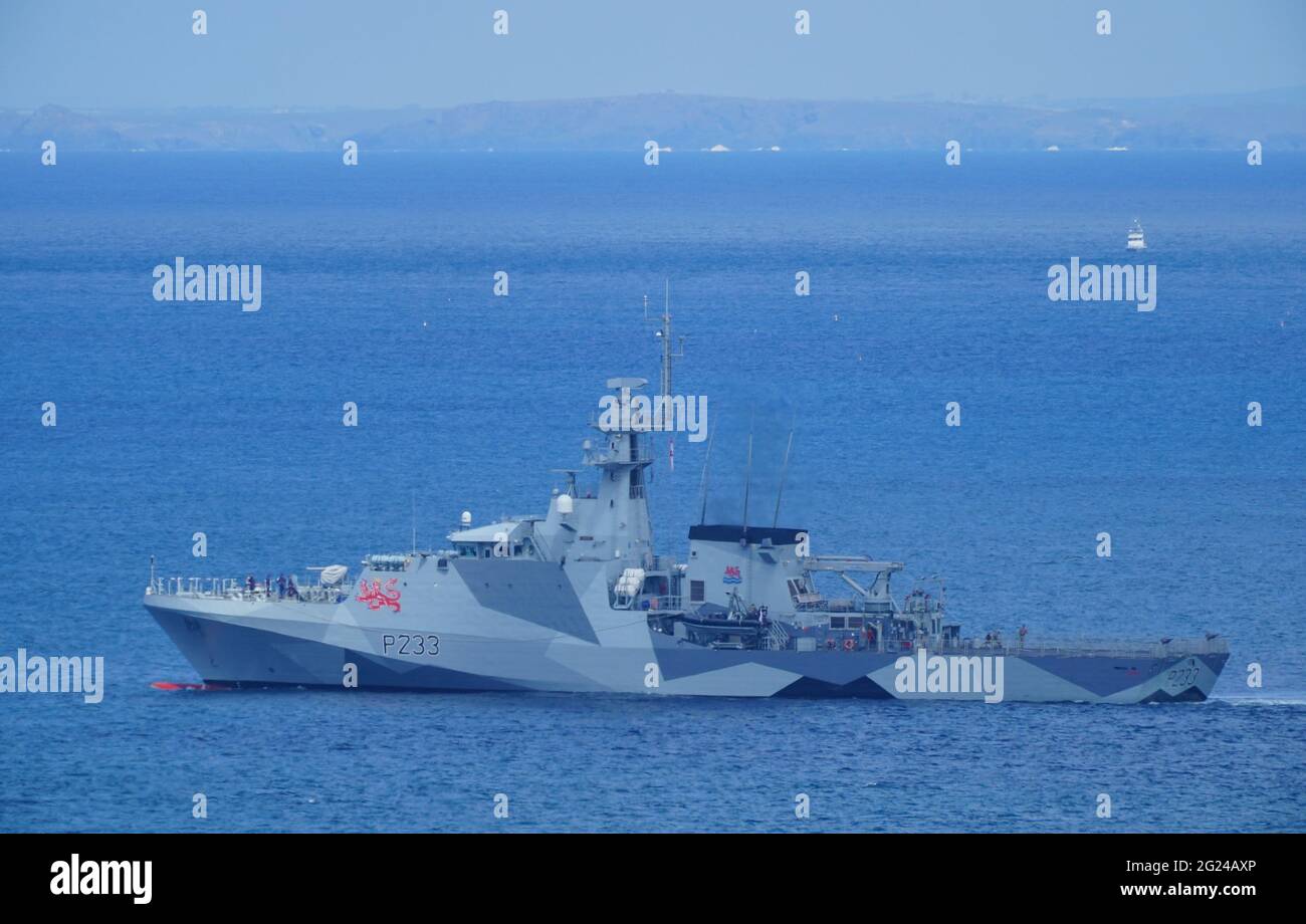 Le HMS Tamar, un navire de patrouille extracôtier de la Royal Navy du lot 2 au large de la côte de St Ives, devant le sommet du G7 à Cornwall. Date de la photo: Mardi 8 juin 2021. Banque D'Images