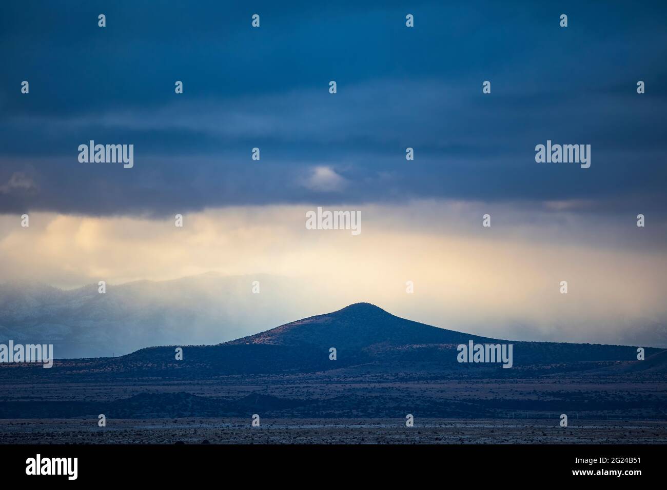 CIEL ORAGEUX AU-DESSUS DES CERRILLOS D'EL DORADO, NOUVEAU-MEXIQUE, ÉTATS-UNIS Banque D'Images