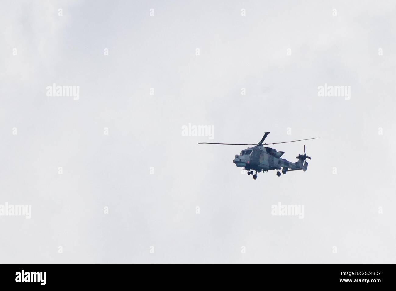 Un hélicoptère Wildcat AW159 de la Royal Navy Agusta Westland survole St Ives, avant le sommet du G7 à Cornwall. Date de la photo: Mardi 8 juin 2021. Banque D'Images