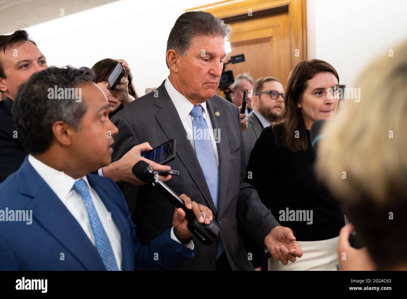 Le sénateur Joe Manchin (DWV) s'adresse aux médias au Capitole des
