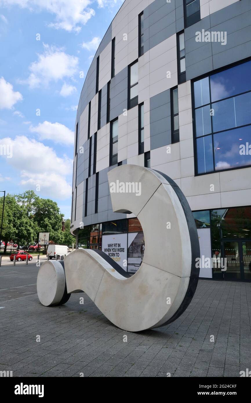 Ipswich, Suffolk - 8 juin 2021 : sculpture de marque d'interrogation devant le campus de l'UCS. Banque D'Images
