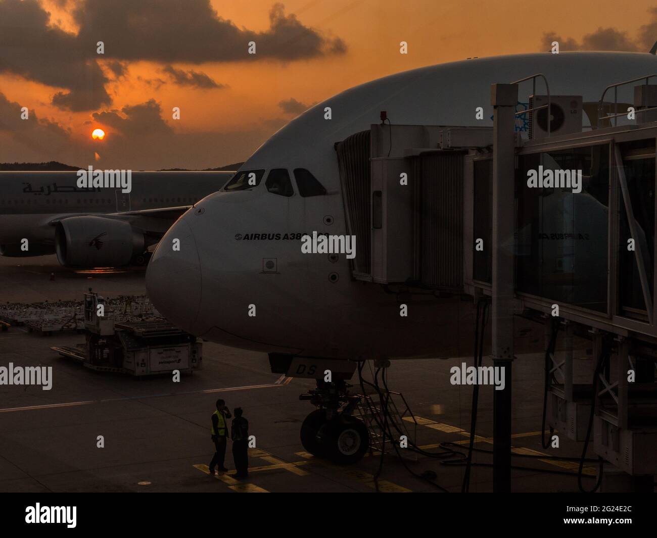 Airbus A380 au coucher du soleil Banque D'Images