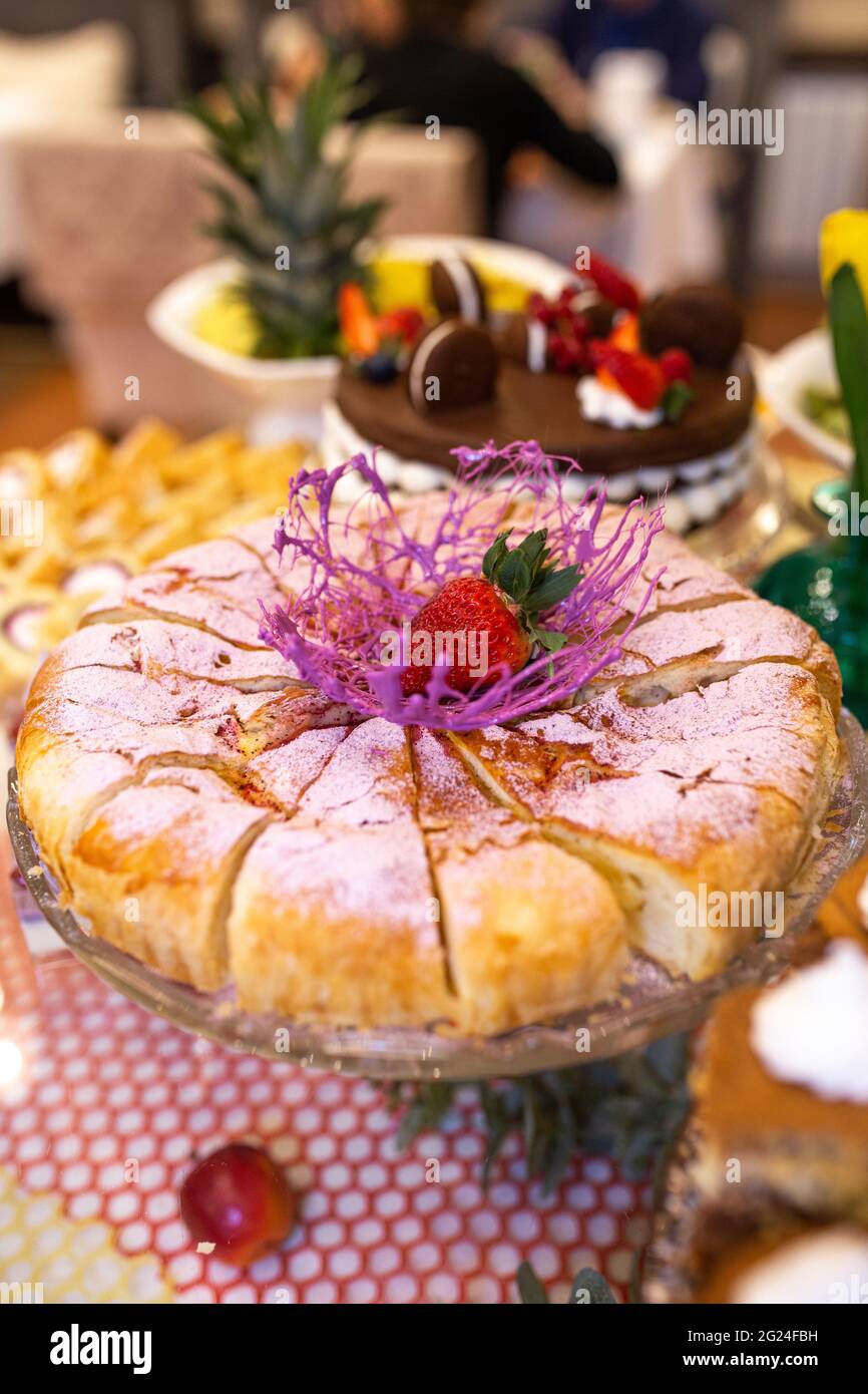 biscuits aux pommes sur une table de buffet dans un restaurant Banque D'Images