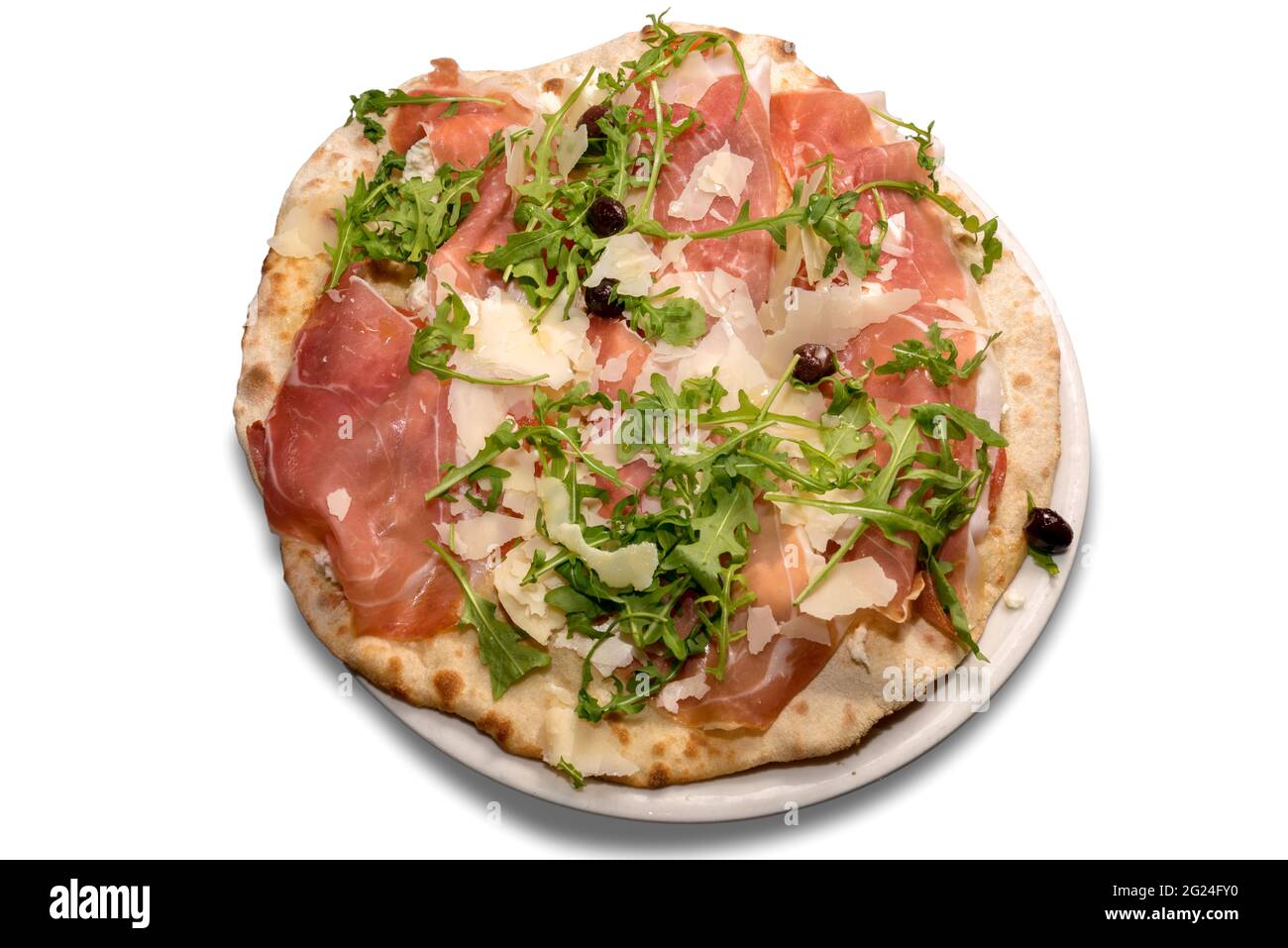 Pizza au jambon de Parme, flocons de parmesan, salade de roquette et olives isolées sur blanc Banque D'Images