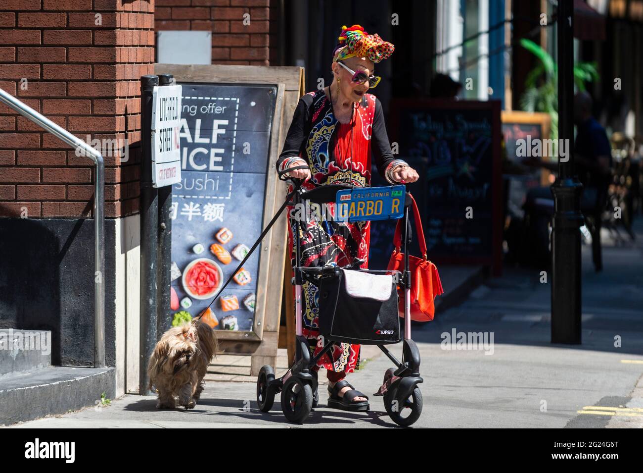 Londres, Royaume-Uni. 8 juin 2021. Météo au Royaume-Uni - une femme élégamment habillée marche son chien près de Cambridge Circus lors d'un après-midi chaud et ensoleillé, lorsque les températures ont augmenté à 25 °C dans la capitale. Credit: Stephen Chung / Alamy Live News Banque D'Images