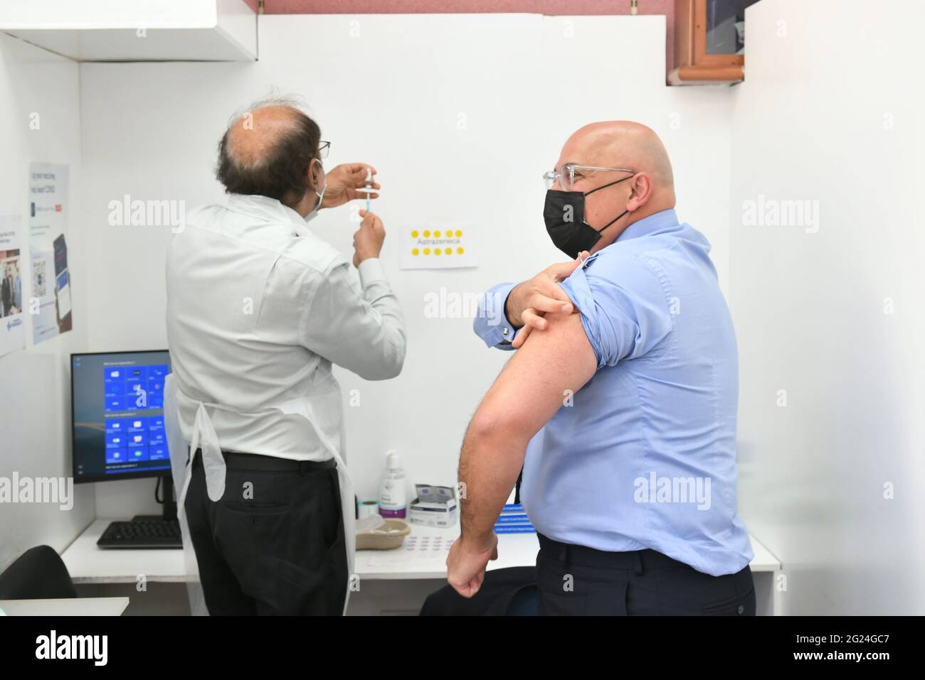 Nadhim Zahawi (à droite), ministre du déploiement du vaccin Covid, avec le pharmacien Salim Jetha, alors qu'il reçoit sa deuxième dose de la vaccination COVID-19 à la pharmacie de Lewisham Grove, dans le sud-est de Londres. Date de la photo: Mardi 8 juin 2021. Banque D'Images