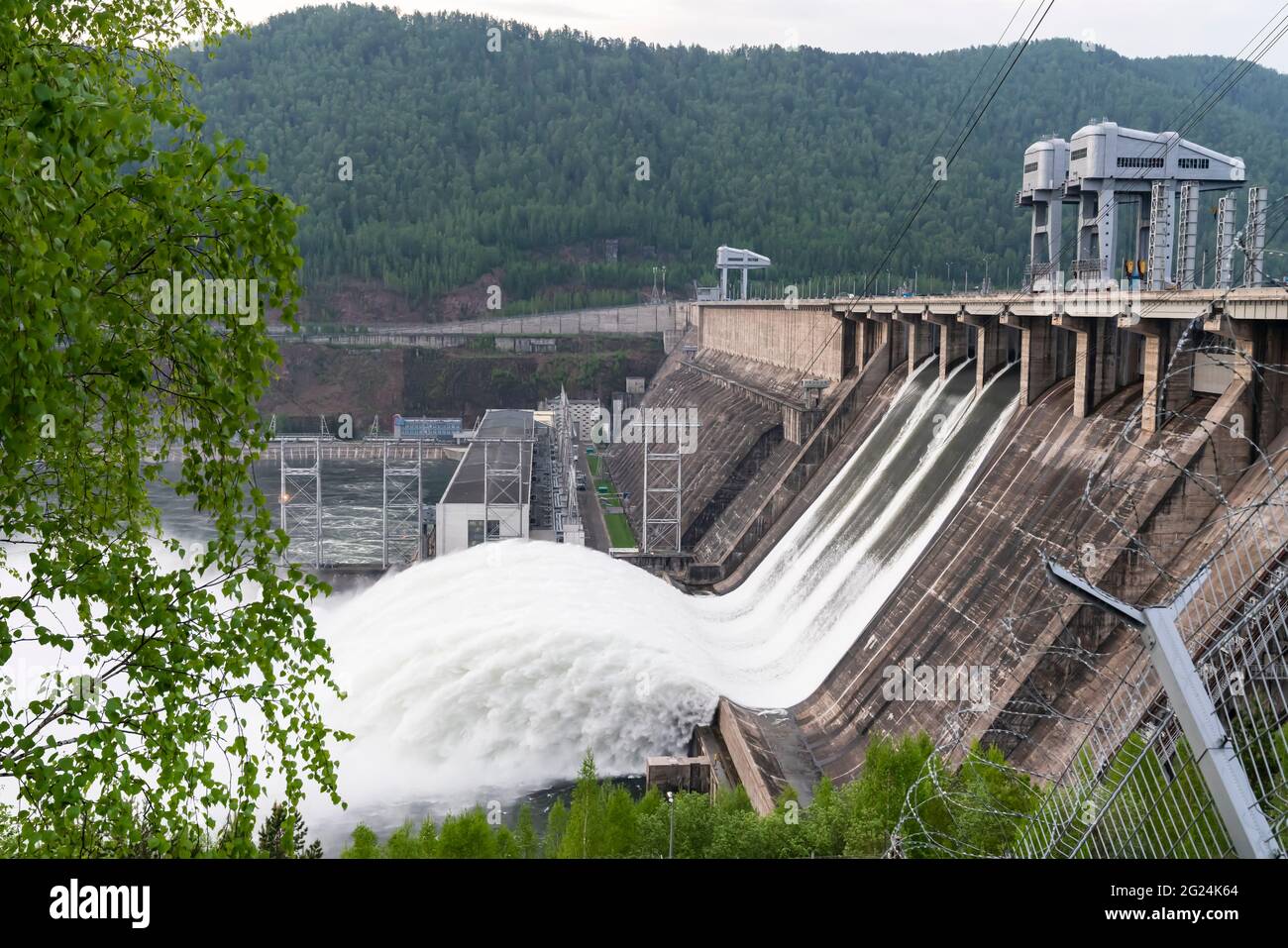 Vague de drainage d'eau, écoulement rapide d'eau à la centrale hydroélectrique du barrage de Krasnoyarsk en Russie. Inondations et vagues de surf. Banque D'Images