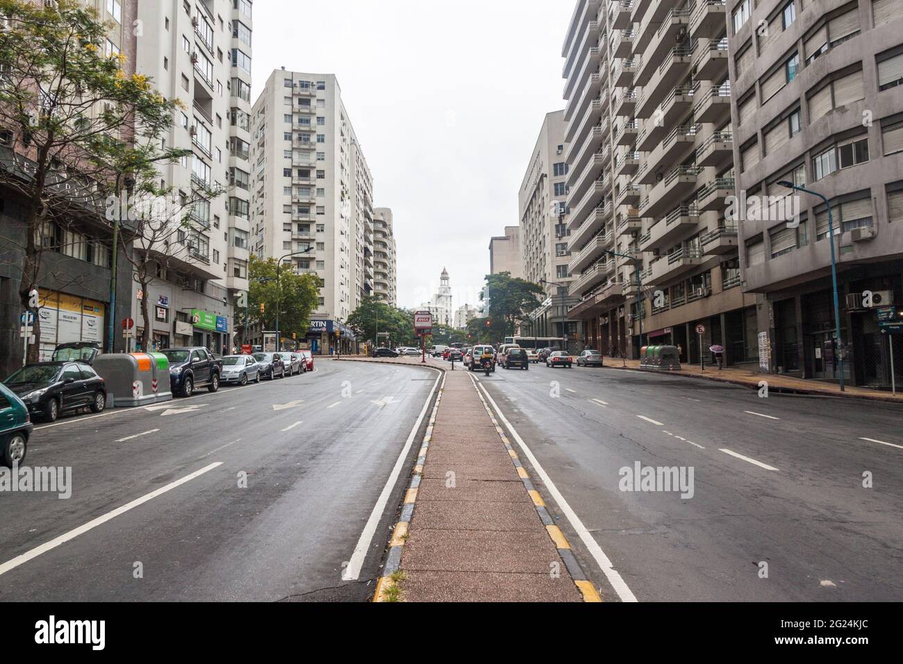 MONTEVIDEO, URUGUAY - 19 FÉVRIER 2015 : vue sur l'avenue Libertador général Lavalleja dans le centre de Montevideo. Banque D'Images