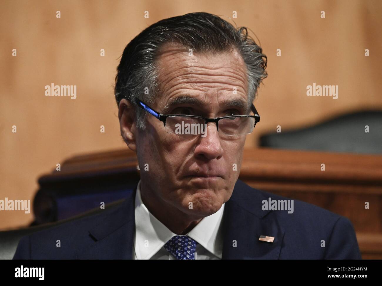 Washington, États-Unis. 08 juin 2021. Le sénateur Mitt Romney, de l'Utah, écoute Joseph Blount, président et chef de la direction de Colonial Pipeline, témoigne des menaces pesant sur les infrastructures essentielles lors d'une audience du Sénat sur la sécurité intérieure et les affaires gouvernementales au Capitole des États-Unis à Washington DC, le mardi 8 juin 2021. Photo de piscine par Andrew Cabellero-Reynolds/UPI crédit: UPI/Alay Live News Banque D'Images