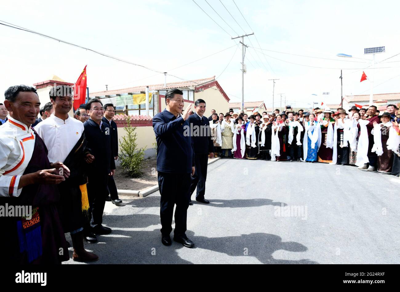 Gangcha, province chinoise de Qinghai. 8 juin 2021. Le président chinois Xi Jinping, également secrétaire général du Comité central du Parti communiste de Chine et président de la Commission militaire centrale, s'entretient avec les résidents tibétains locaux lors d'une visite d'un village du canton de Shaliuhe dans le comté de Gangcha de la préfecture autonome tibétaine de Haibei, dans le nord-ouest de la province de Qinghai en Chine, le 8 juin 2021. Xi s'est rendu mardi dans le comté de Gangcha lors de sa visite d'inspection dans la province de Qinghai. Credit: Li Xueren/Xinhua/Alay Live News Banque D'Images