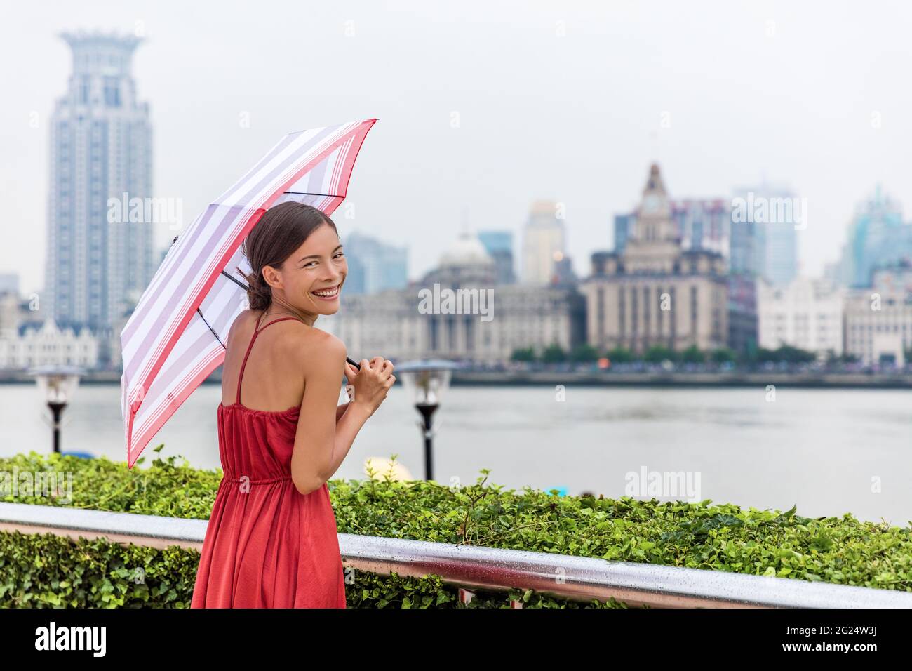 Femme de pluie asiatique sous parapluie à Shanghai Banque D'Images