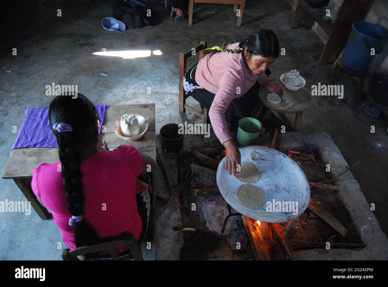 Femmes autochtones cuisant sur une comale. Banque D'Images