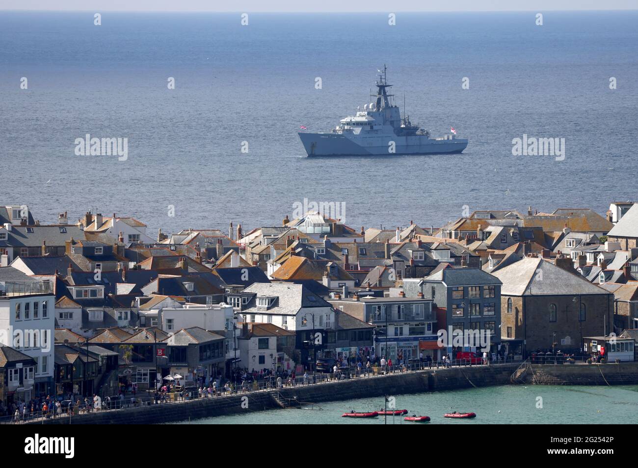 Un navire de la Marine royale navigue près de la baie Carbis avant le sommet du G7, à Cornwall (Grande-Bretagne), le 8 juin 2021. REUTERS/Tom Nicholson Banque D'Images
