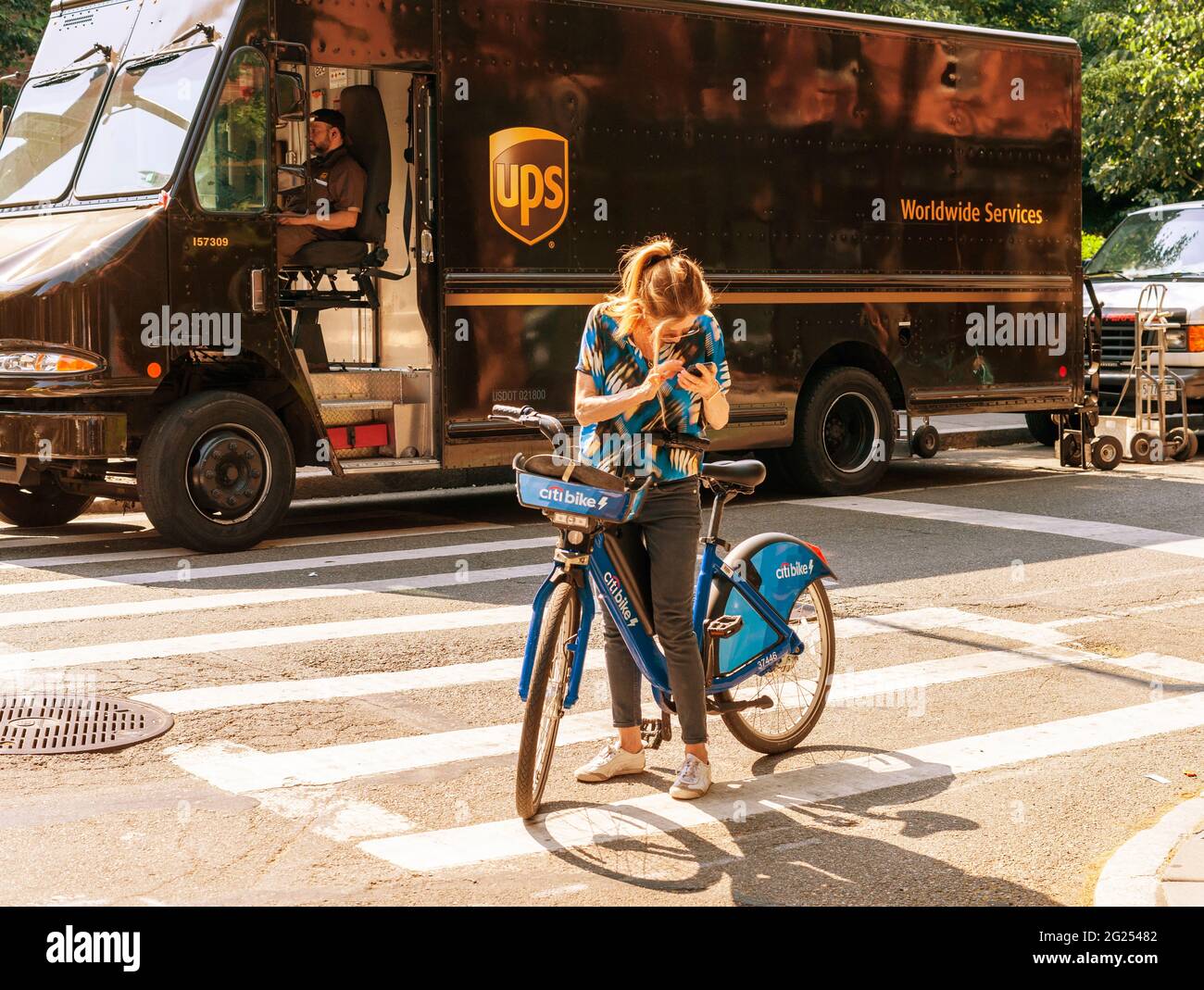 L'utilisateur distrait de CitiBike s'arrête au milieu de Bleecker Street dans Greenwich Village à New York le mercredi 26 mai 2021. (© Richard B. Levine) Banque D'Images