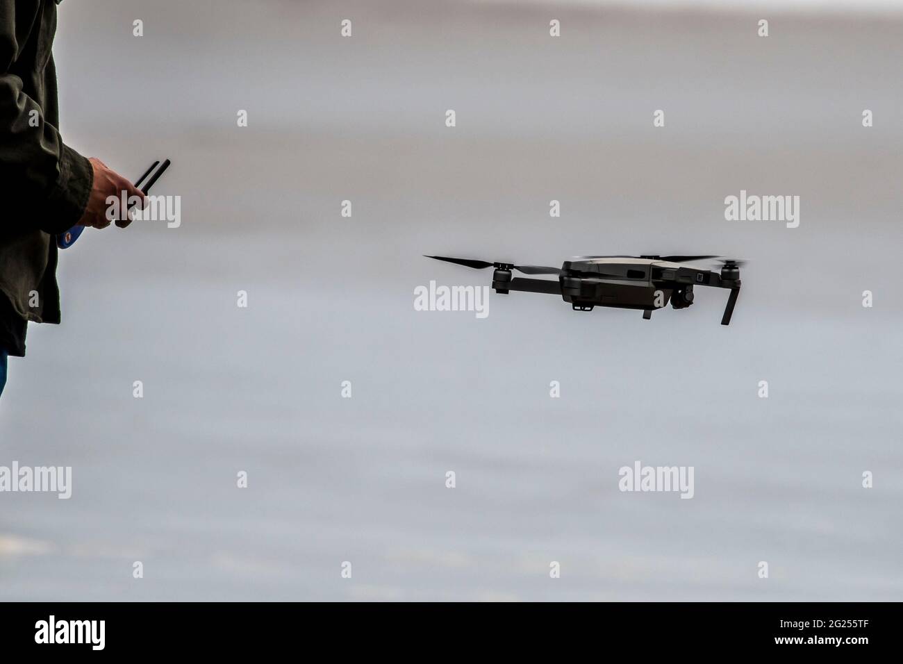 Gros plan d'un homme volant d'un drone Banque D'Images