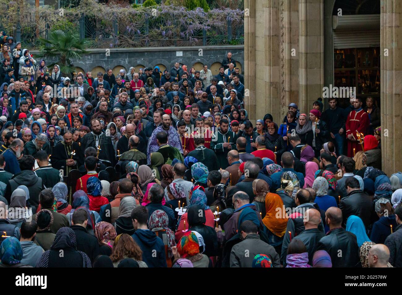 Une photo des personnes assistant à un événement religieux dans la cathédrale de Sioni, à Tbilissi. Banque D'Images