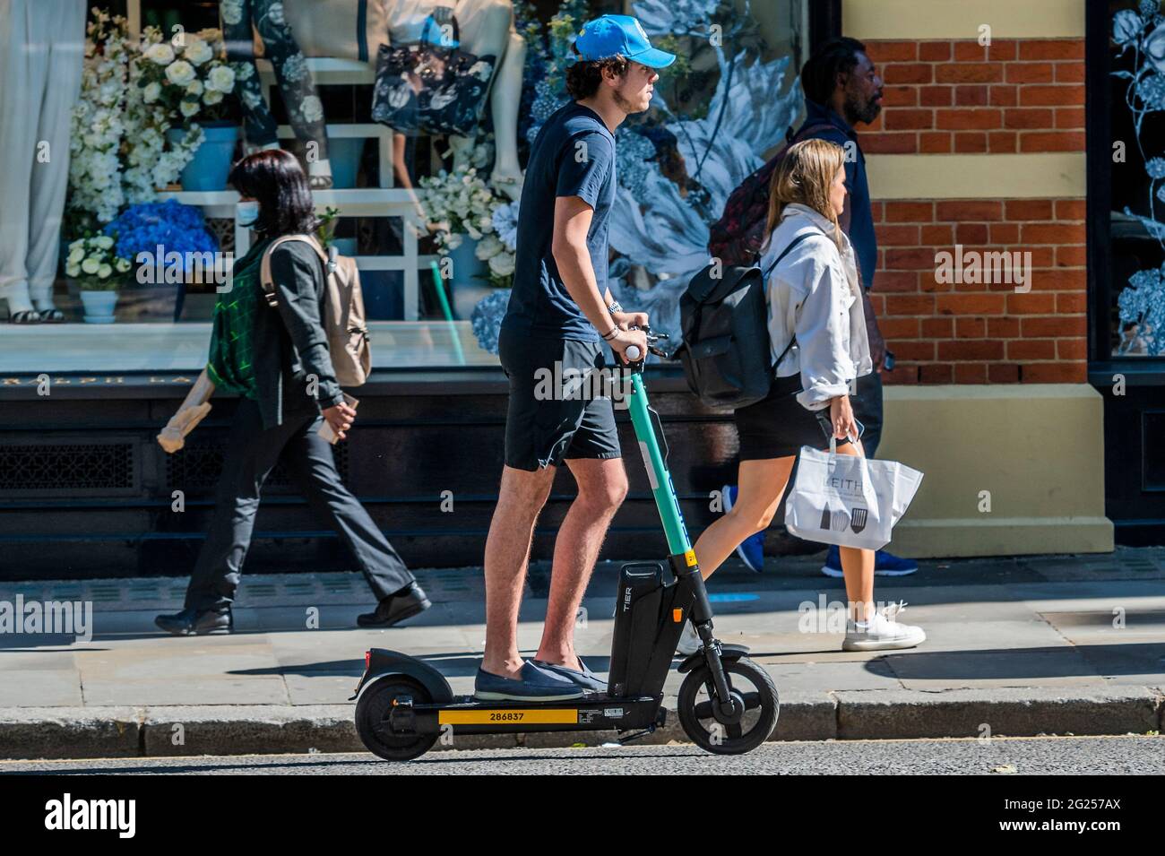 Londres, Royaume-Uni. 8 juin 2021. Des scooters électriques (e-trottinettes)  sont maintenant disponibles à la location dans un petit nombre de quartiers  de Londres. C'est la seule façon de conduire légalement un e-scooter