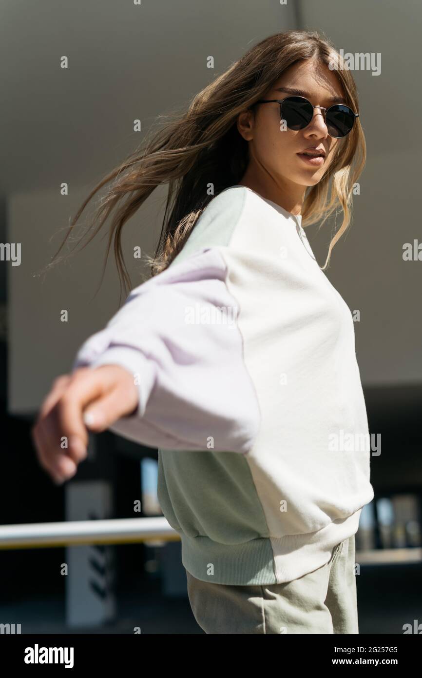 Portrait d'une belle femme en lunettes de soleil marchant dans la rue Banque D'Images