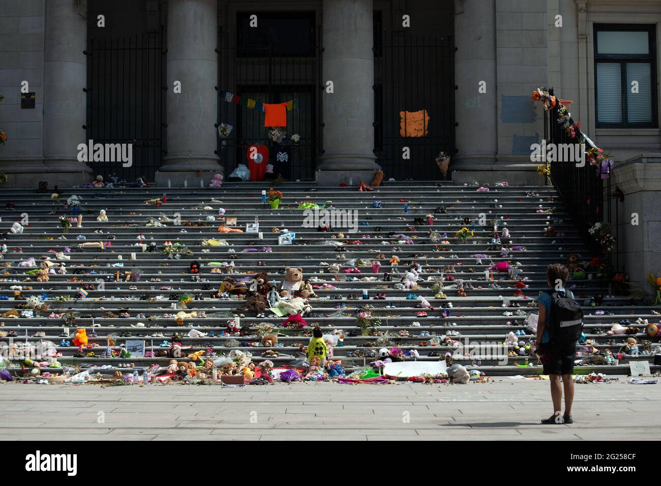 Un mémorial à la Vancouver Art Gallery, en hommage aux 215 enfants dont les restes ont été découverts sur les terrains de l'ancienne école résidentielle de Kamloops, en Colombie-Britannique Banque D'Images