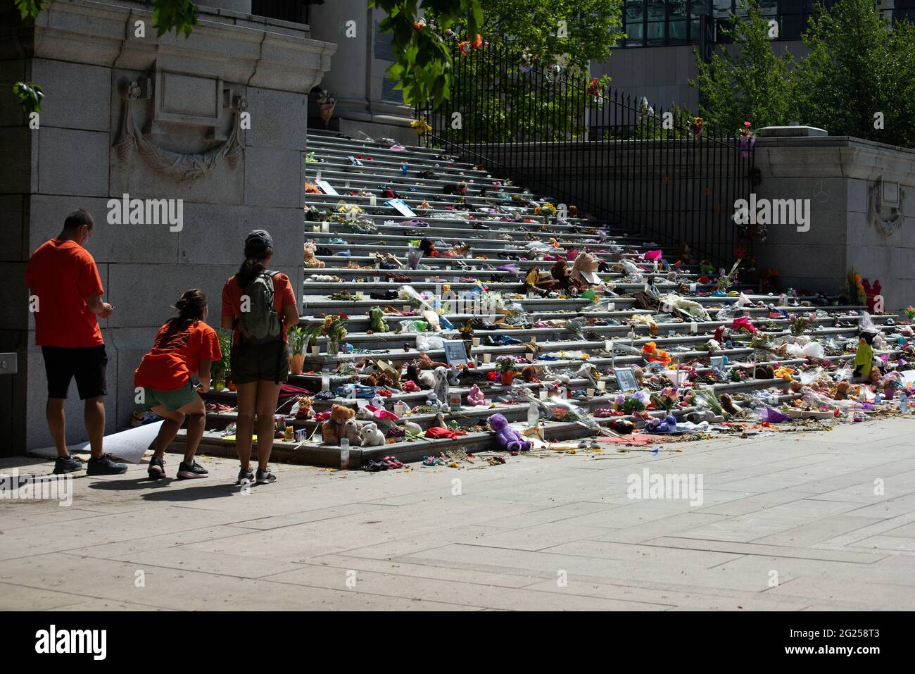 Un mémorial à la Vancouver Art Gallery, en hommage aux 215 enfants dont les restes ont été découverts sur les terrains de l'ancienne école résidentielle de Kamloops, en Colombie-Britannique Banque D'Images