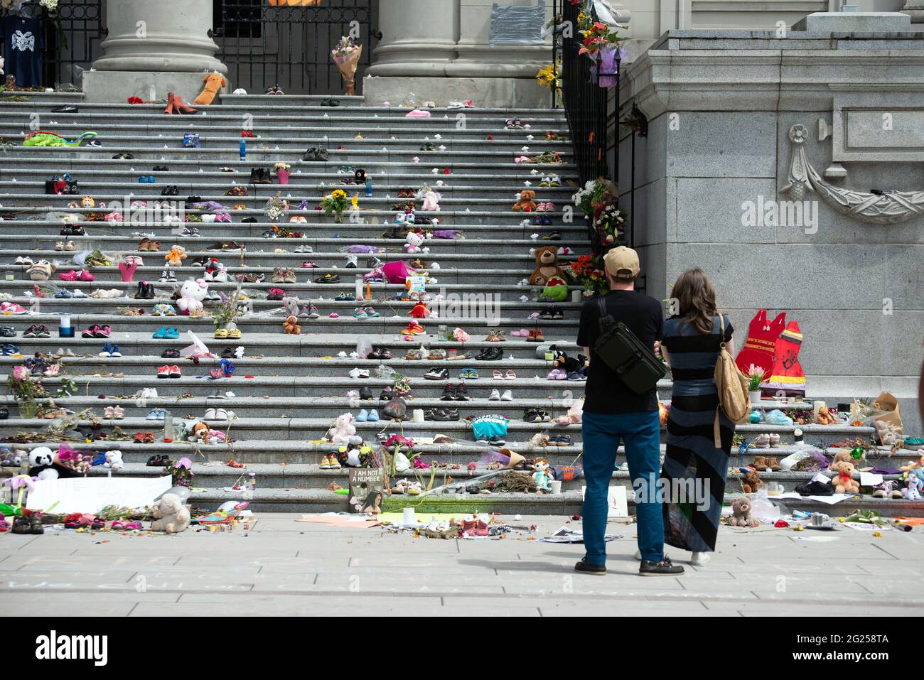 Un mémorial à la Vancouver Art Gallery, en hommage aux 215 enfants dont les restes ont été découverts sur les terrains de l'ancienne école résidentielle de Kamloops, en Colombie-Britannique Banque D'Images