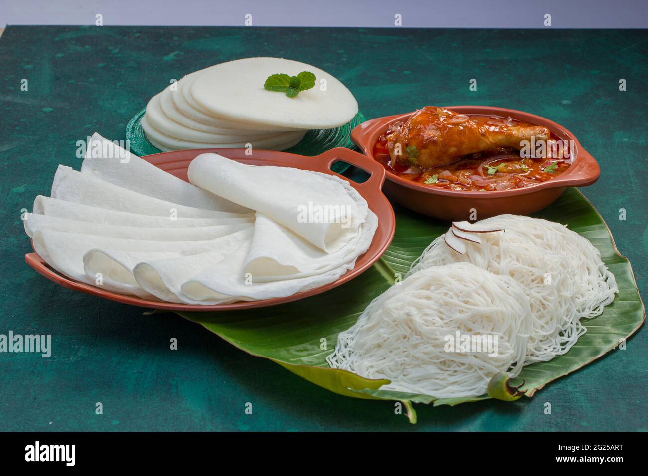 Curry de poulet avec papir et ideyappam, une bonne combinaison de curry de poulet avec de bons paliri, le paliri blanc et ideyappam disposés sur le texte vert foncé Banque D'Images