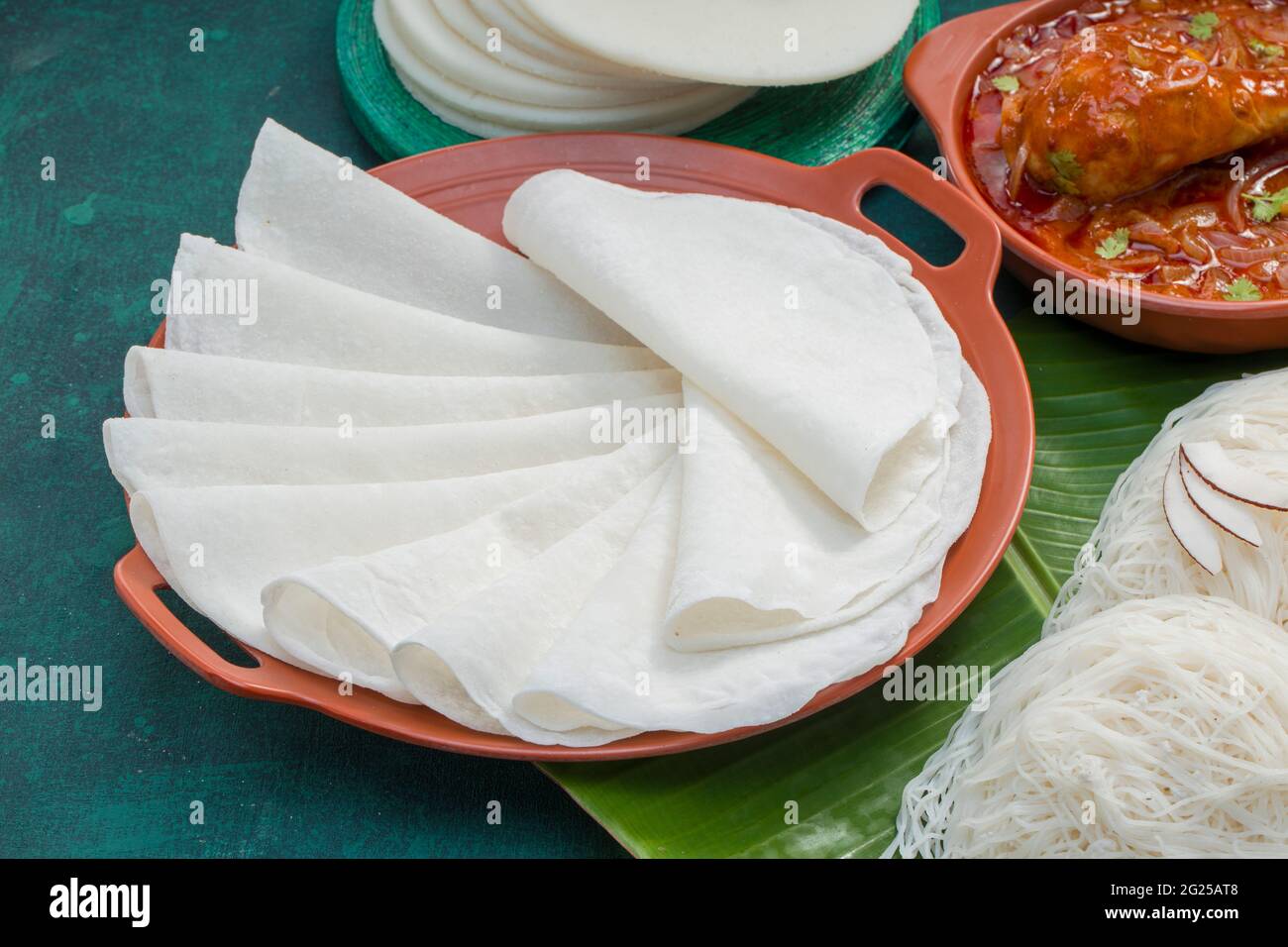 Curry de poulet avec papir et ideyappam, une bonne combinaison de curry de poulet avec de bons paliri, le paliri blanc et ideyappam disposés sur le texte vert foncé Banque D'Images