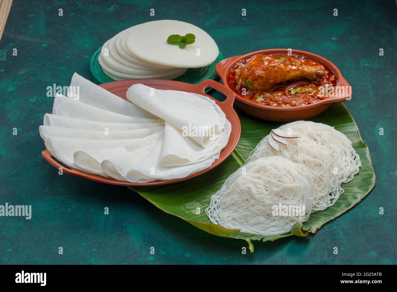 Curry de poulet avec papir et ideyappam, une bonne combinaison de curry de poulet avec de bons paliri, le paliri blanc et ideyappam disposés sur le texte vert foncé Banque D'Images