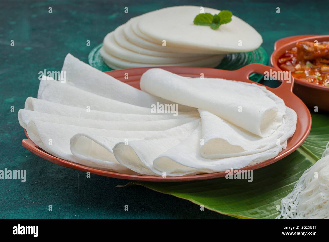 Curry de poulet avec papir et ideyappam, une bonne combinaison de curry de poulet avec de bons paliri, le paliri blanc et ideyappam disposés sur le texte vert foncé Banque D'Images