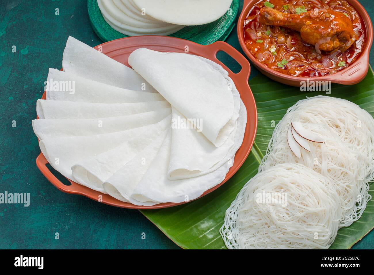 Curry de poulet avec papir et ideyappam, une bonne combinaison de curry de poulet avec de bons paliri, le paliri blanc et ideyappam disposés sur le texte vert foncé Banque D'Images
