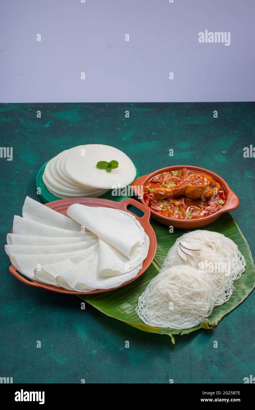 Curry de poulet avec papir et ideyappam, une bonne combinaison de curry de poulet avec de bons paliri, le paliri blanc et ideyappam disposés sur le texte vert foncé Banque D'Images