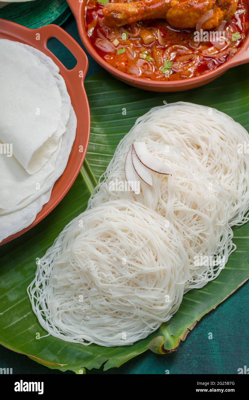 Curry de poulet avec papir et ideyappam, une bonne combinaison de curry de poulet avec de bons paliri, le paliri blanc et ideyappam disposés sur le texte vert foncé Banque D'Images