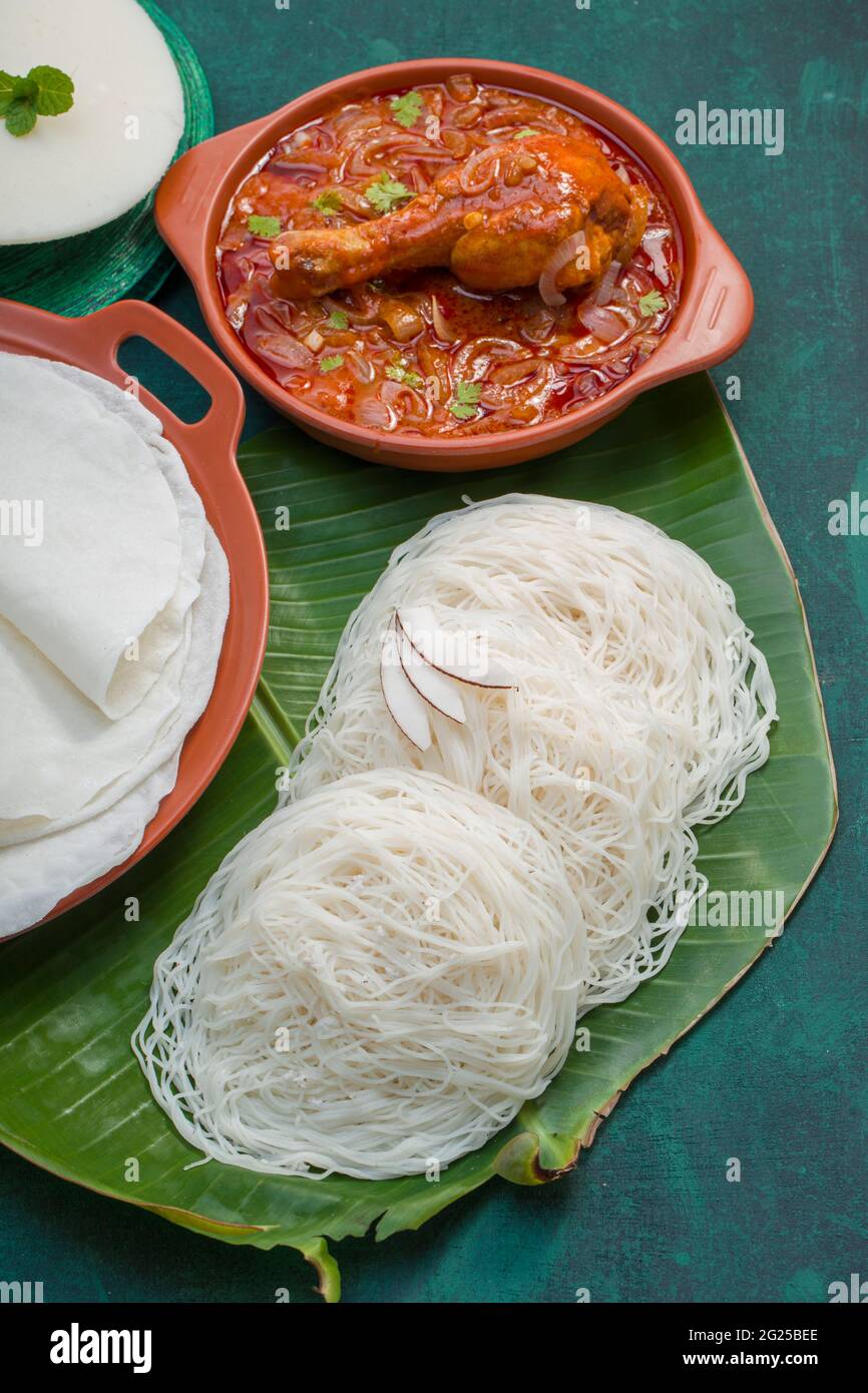 Curry de poulet avec papir et ideyappam, une bonne combinaison de curry de poulet avec de bons paliri, le paliri blanc et ideyappam disposés sur le texte vert foncé Banque D'Images