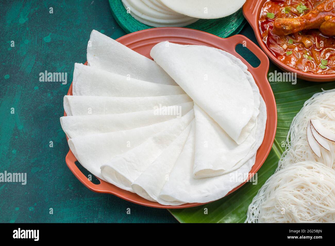 Curry de poulet avec papir et ideyappam, une bonne combinaison de curry de poulet avec de bons paliri, le paliri blanc et ideyappam disposés sur le texte vert foncé Banque D'Images