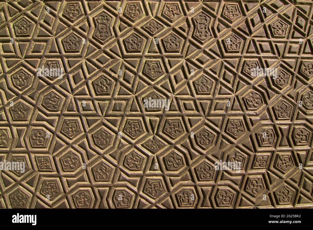 Détail de la métallurgie islamique complexe sur la porte d'entrée de la mosquée du Sultan Ahmed (turc: Sultan Ahmet Camii), également connu sous le nom de la Mosquée bleue. Une mosquée du vendredi de l'époque ottomane située à Istanbul, en Turquie Banque D'Images