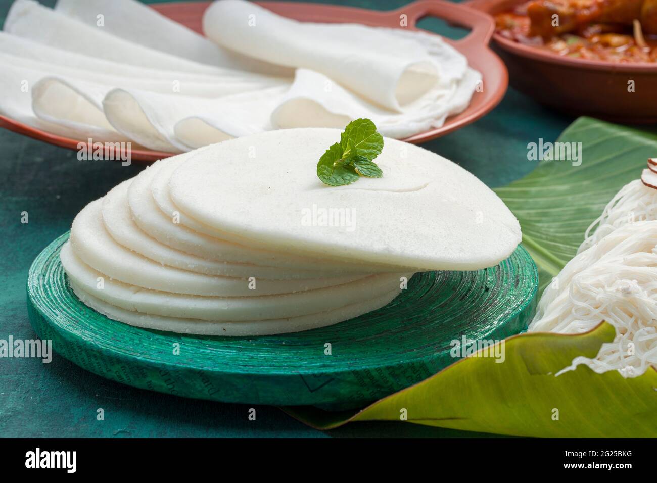 Curry de poulet avec papir et ideyappam, une bonne combinaison de curry de poulet avec de bons paliri, le paliri blanc et ideyappam disposés sur le texte vert foncé Banque D'Images